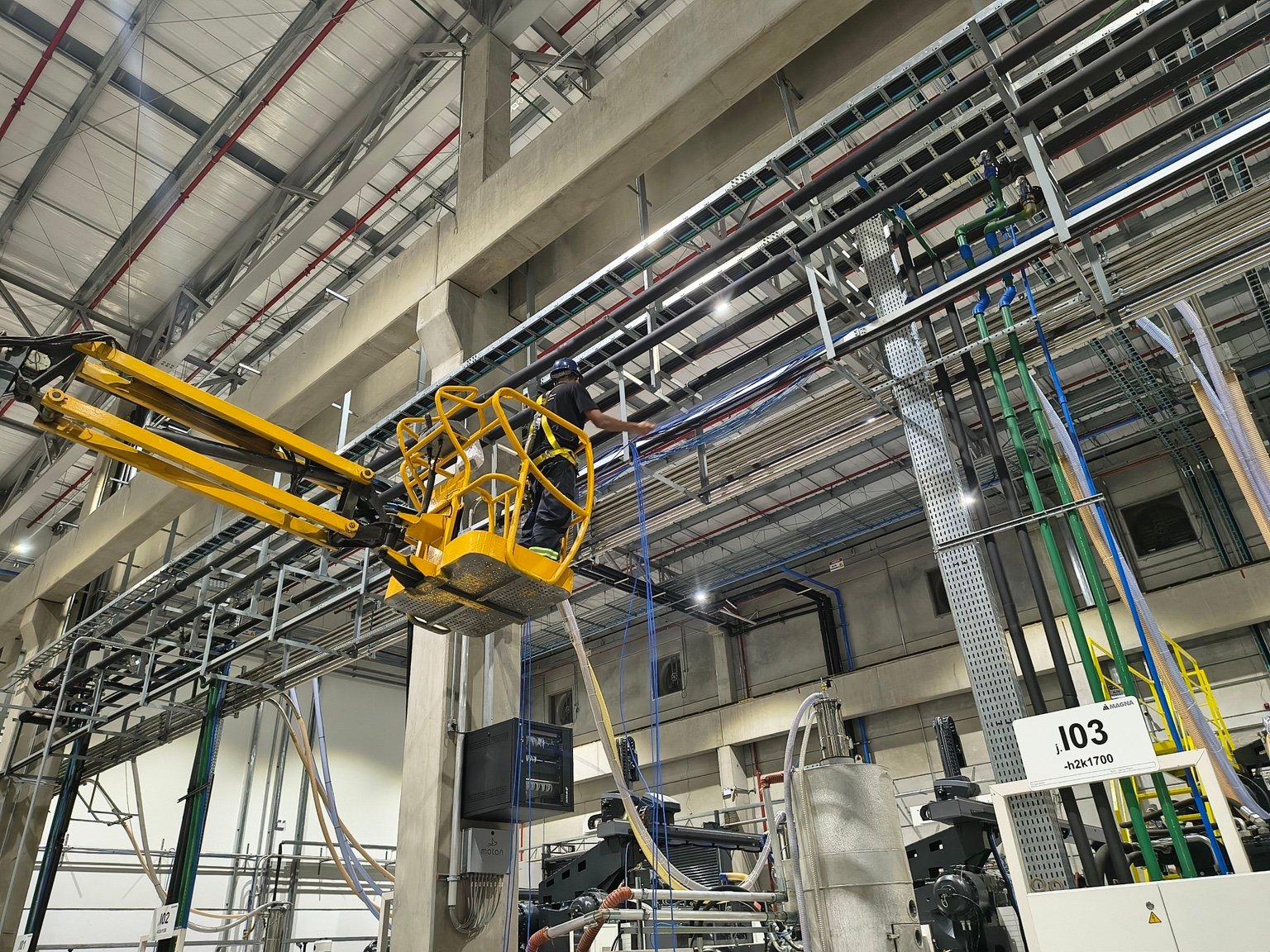 Execução de infraestrutura industrial com plataforma elevatória