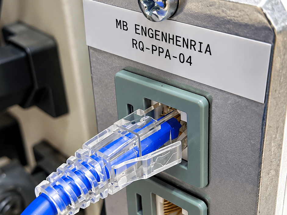 Ponto de rede identificado pela MB Engenharia com conector RJ45