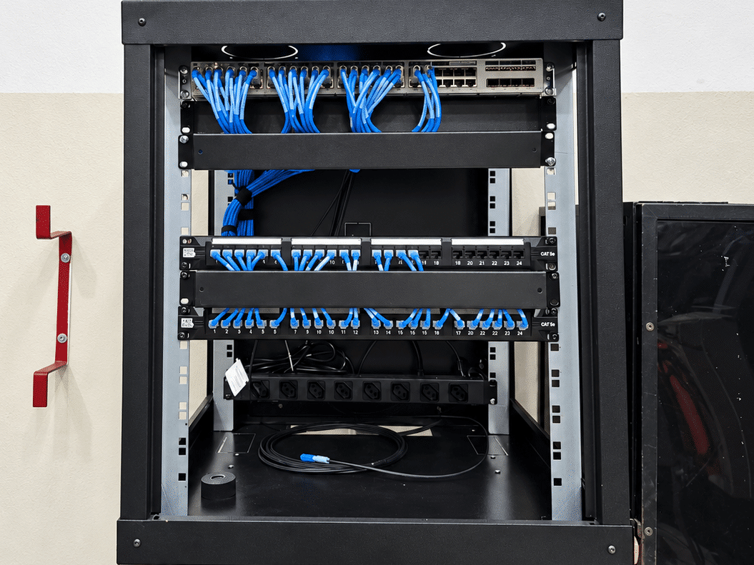 Rack de cabeamento estruturado organizado pela MB Engenharia